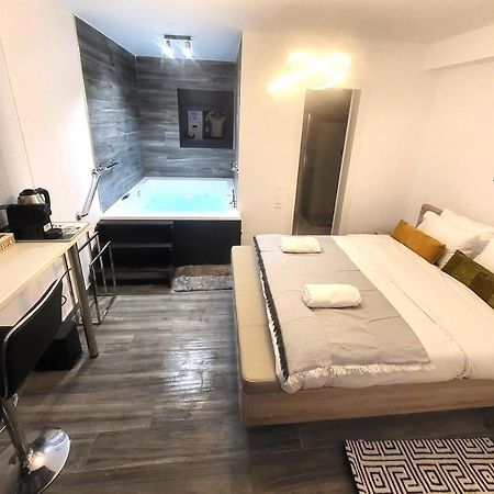 Fabilicious Suites - 2 Apartments- Romantic Jacuzzi & Spacious Family Comfort เอเธนส์ ภายนอก รูปภาพ