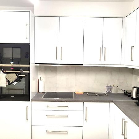 Fabilicious Suites - 2 Apartments- Romantic Jacuzzi & Spacious Family Comfort เอเธนส์ ภายนอก รูปภาพ