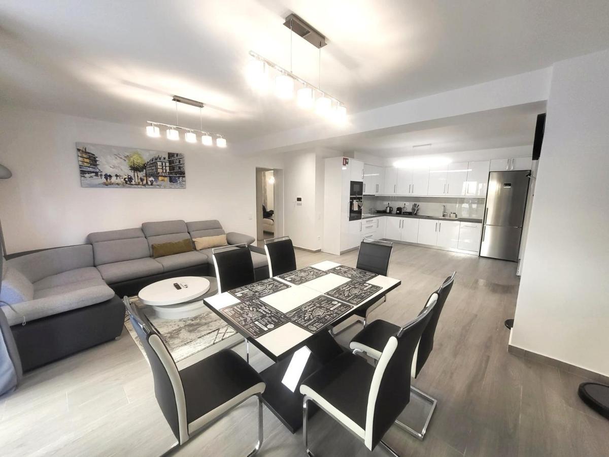 Fabilicious Suites - 2 Apartments- Romantic Jacuzzi & Spacious Family Comfort เอเธนส์ ภายนอก รูปภาพ