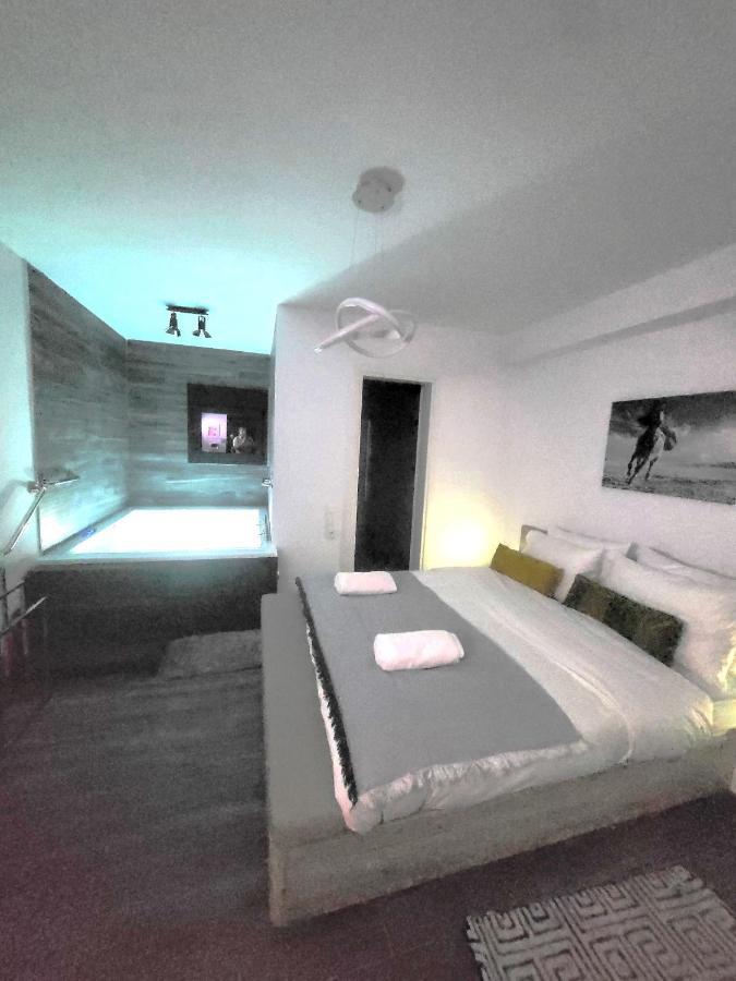Fabilicious Suites - 2 Apartments- Romantic Jacuzzi & Spacious Family Comfort เอเธนส์ ภายนอก รูปภาพ