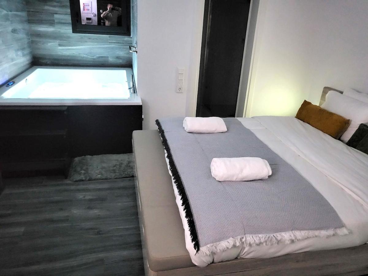 Fabilicious Suites - 2 Apartments- Romantic Jacuzzi & Spacious Family Comfort เอเธนส์ ภายนอก รูปภาพ