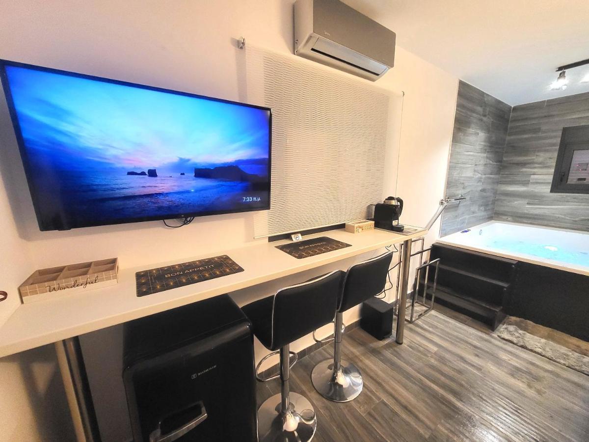 Fabilicious Suites - 2 Apartments- Romantic Jacuzzi & Spacious Family Comfort เอเธนส์ ภายนอก รูปภาพ