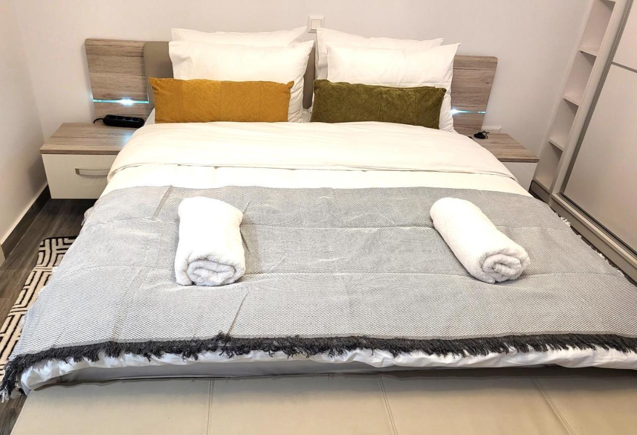 Fabilicious Suites - 2 Apartments- Romantic Jacuzzi & Spacious Family Comfort เอเธนส์ ภายนอก รูปภาพ