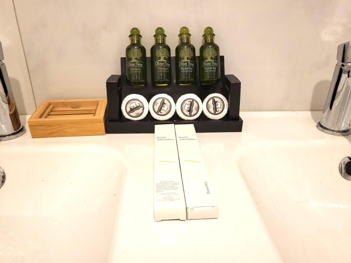 Fabilicious Suites - 2 Apartments- Romantic Jacuzzi & Spacious Family Comfort เอเธนส์ ภายนอก รูปภาพ