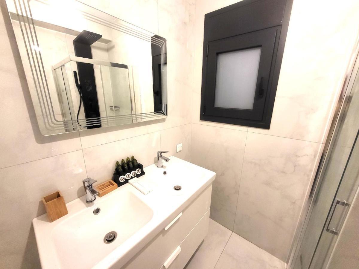 Fabilicious Suites - 2 Apartments- Romantic Jacuzzi & Spacious Family Comfort เอเธนส์ ภายนอก รูปภาพ