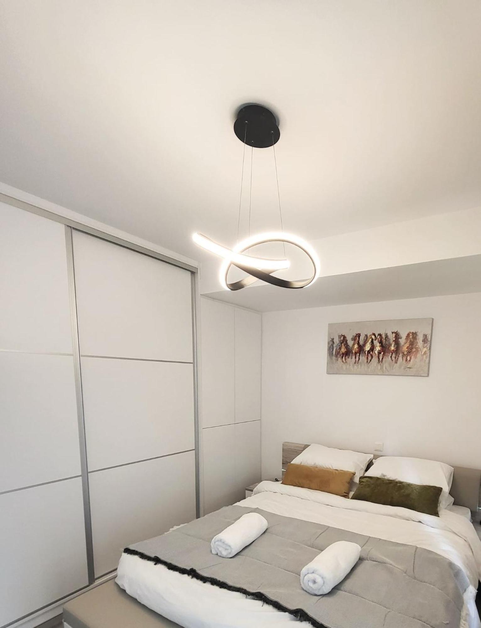 Fabilicious Suites - 2 Apartments- Romantic Jacuzzi & Spacious Family Comfort เอเธนส์ ภายนอก รูปภาพ