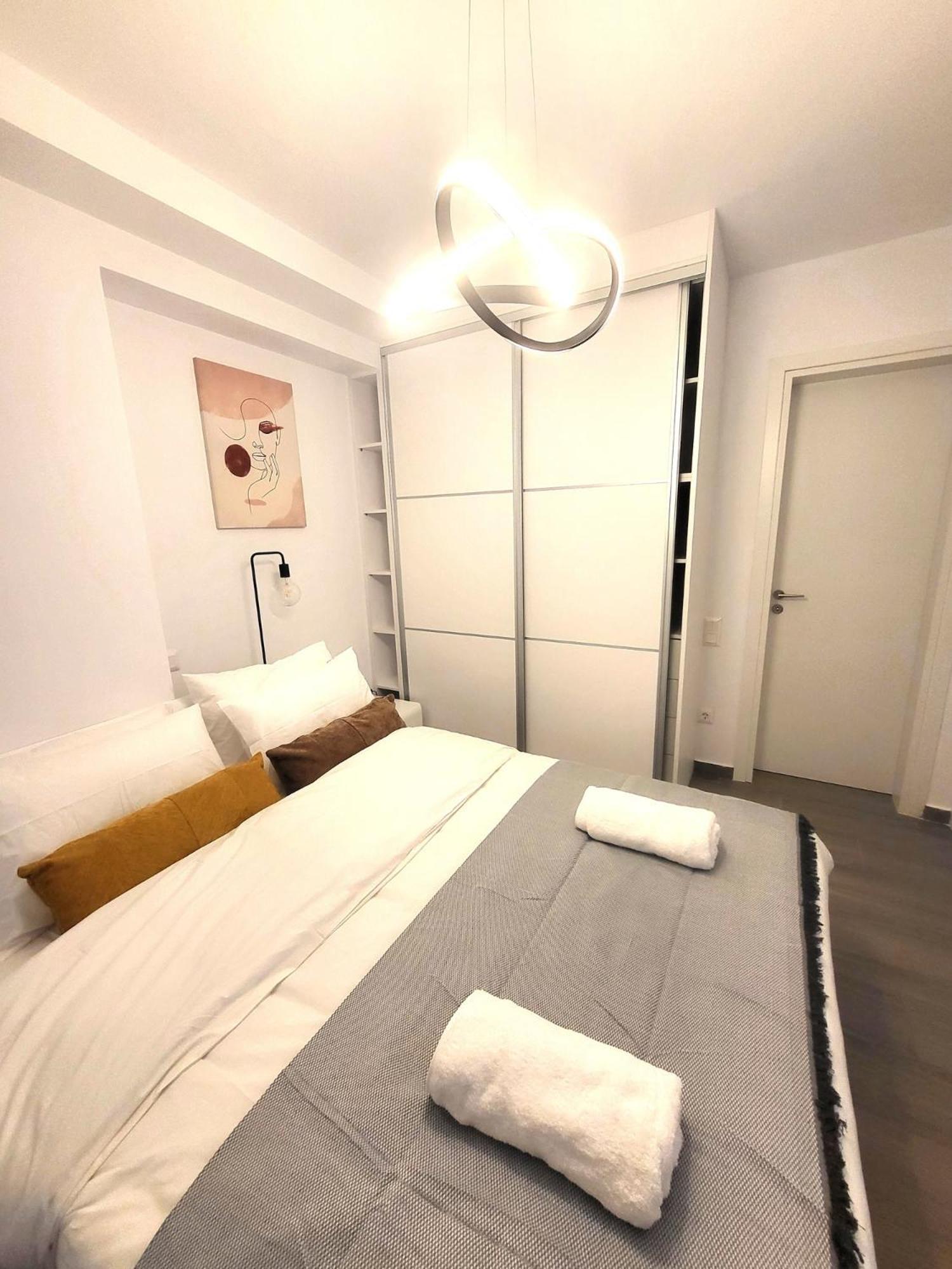 Fabilicious Suites - 2 Apartments- Romantic Jacuzzi & Spacious Family Comfort เอเธนส์ ภายนอก รูปภาพ
