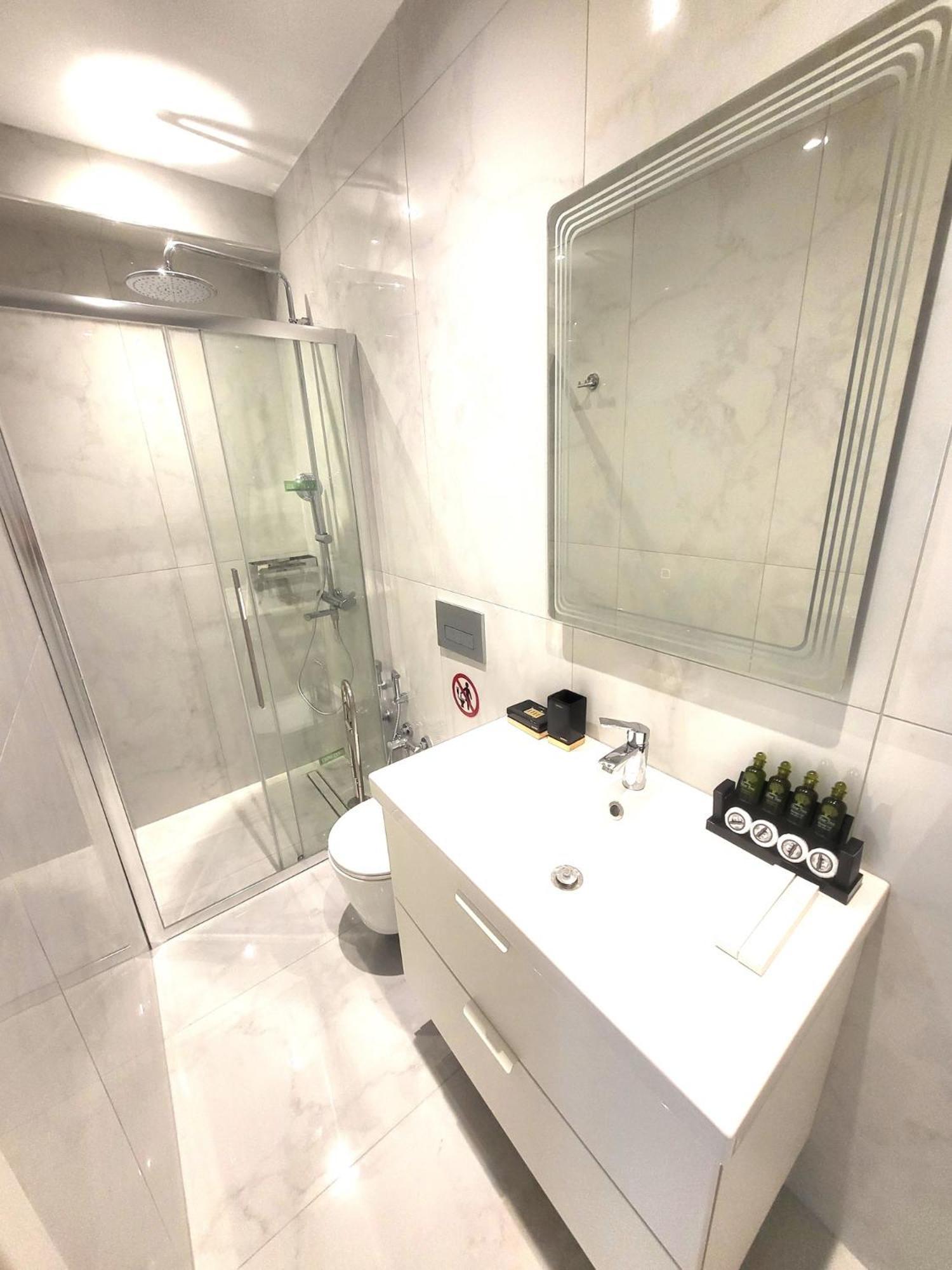 Fabilicious Suites - 2 Apartments- Romantic Jacuzzi & Spacious Family Comfort เอเธนส์ ภายนอก รูปภาพ