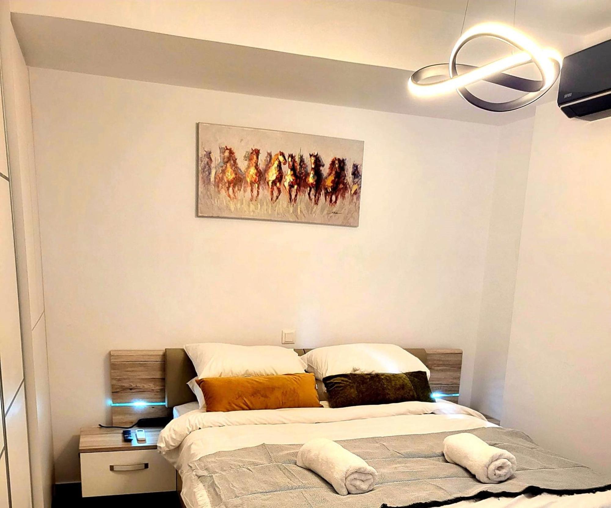 Fabilicious Suites - 2 Apartments- Romantic Jacuzzi & Spacious Family Comfort เอเธนส์ ภายนอก รูปภาพ