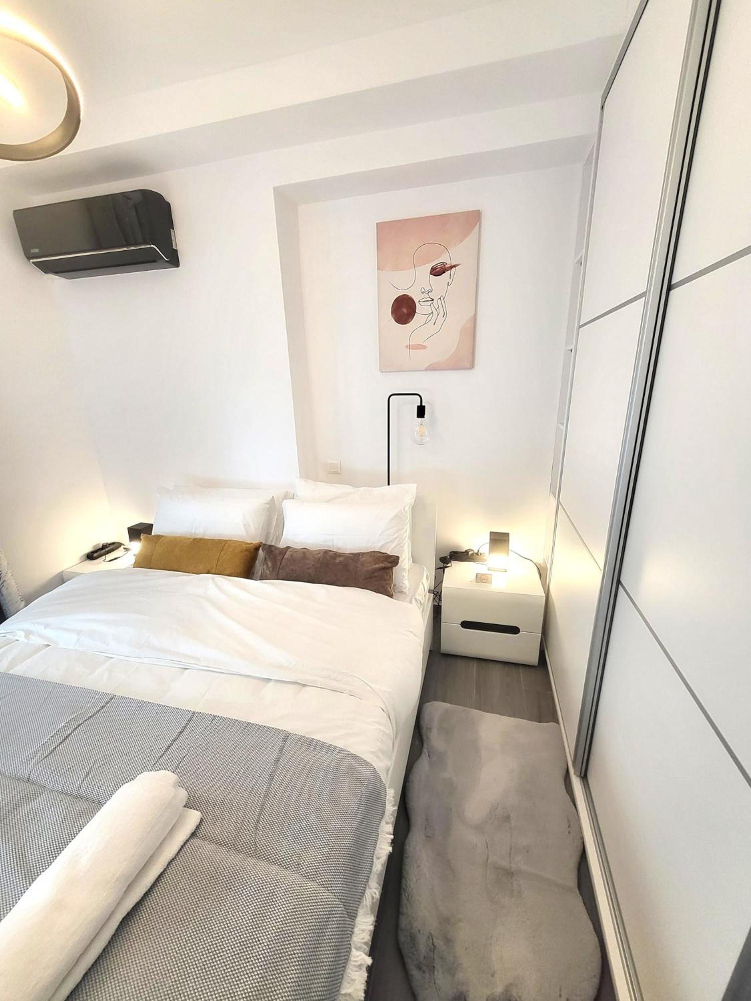 Fabilicious Suites - 2 Apartments- Romantic Jacuzzi & Spacious Family Comfort เอเธนส์ ภายนอก รูปภาพ