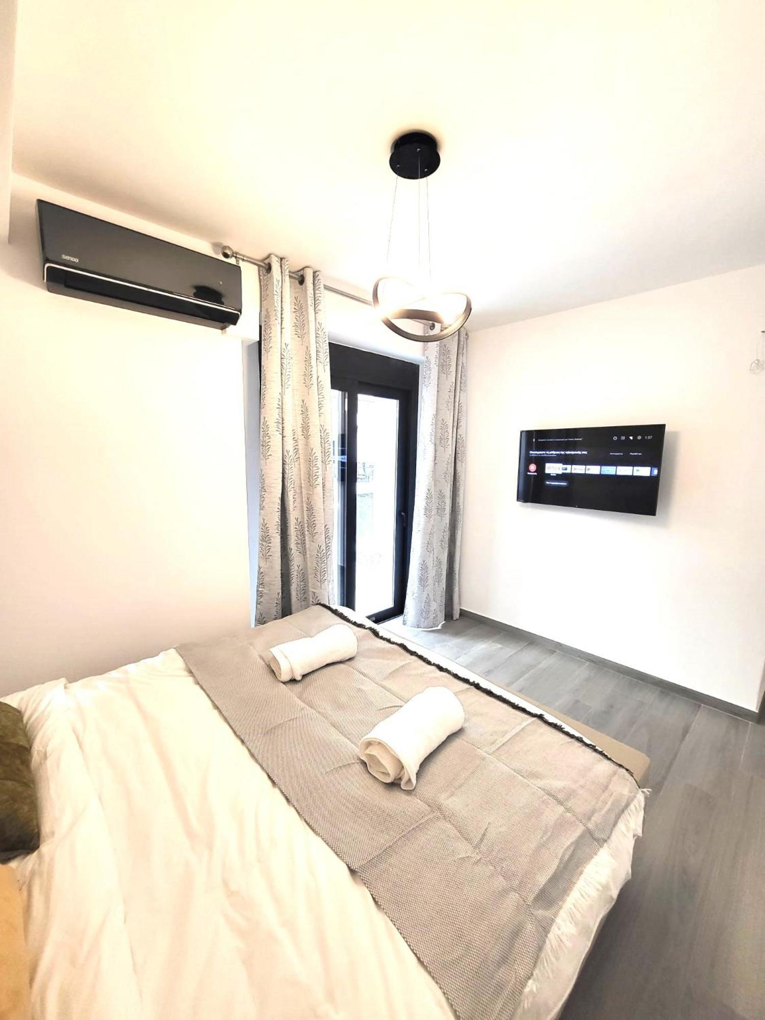 Fabilicious Suites - 2 Apartments- Romantic Jacuzzi & Spacious Family Comfort เอเธนส์ ภายนอก รูปภาพ