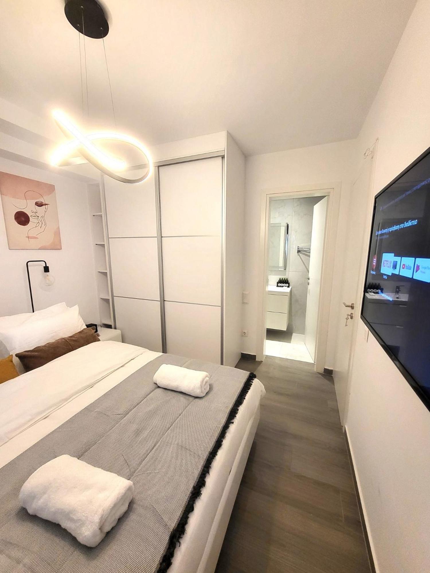 Fabilicious Suites - 2 Apartments- Romantic Jacuzzi & Spacious Family Comfort เอเธนส์ ภายนอก รูปภาพ
