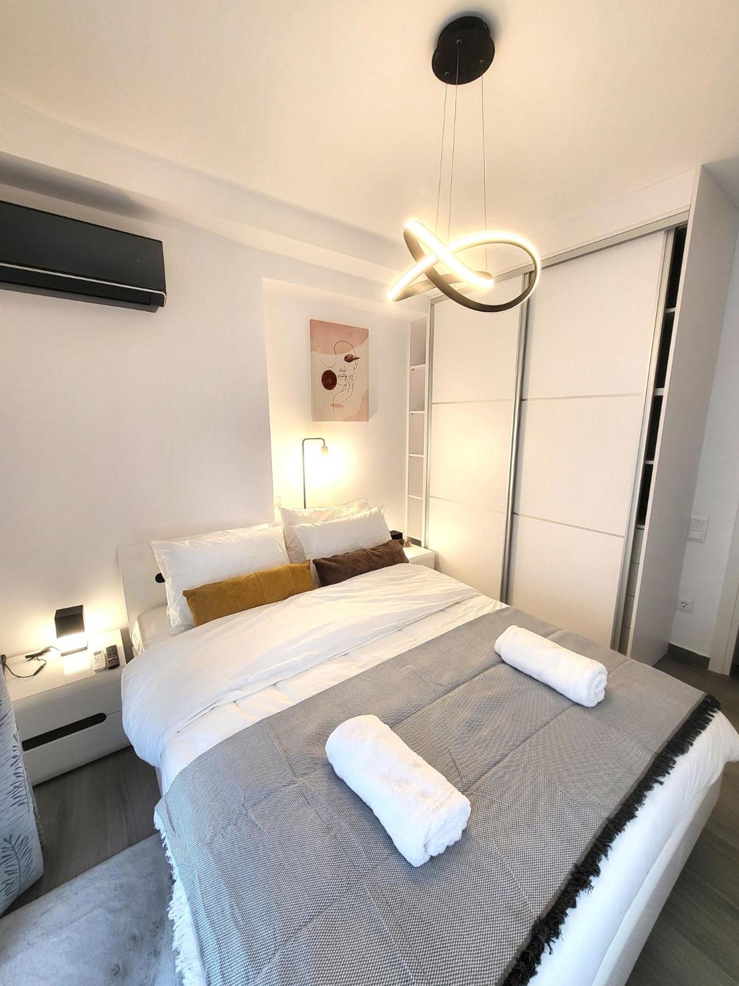 Fabilicious Suites - 2 Apartments- Romantic Jacuzzi & Spacious Family Comfort เอเธนส์ ภายนอก รูปภาพ