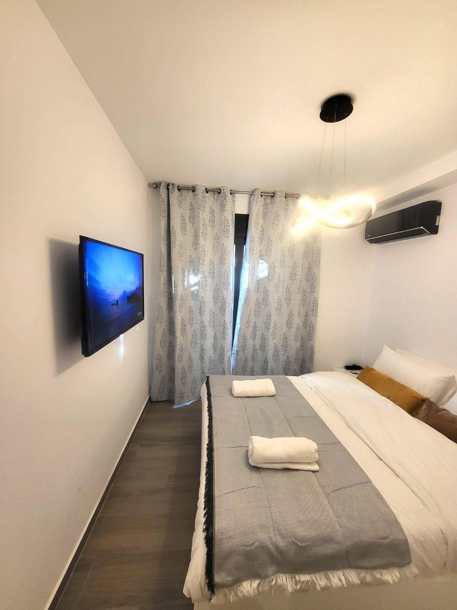 Fabilicious Suites - 2 Apartments- Romantic Jacuzzi & Spacious Family Comfort เอเธนส์ ภายนอก รูปภาพ
