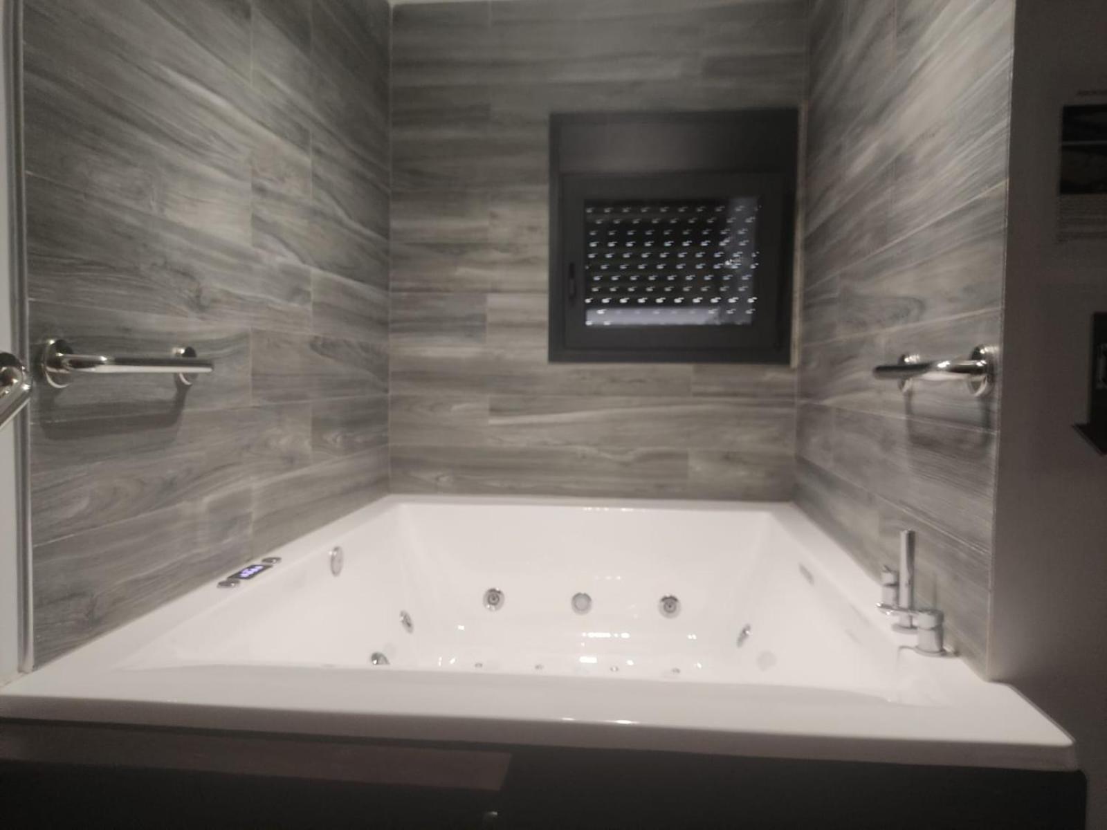 Fabilicious Suites - 2 Apartments- Romantic Jacuzzi & Spacious Family Comfort เอเธนส์ ภายนอก รูปภาพ